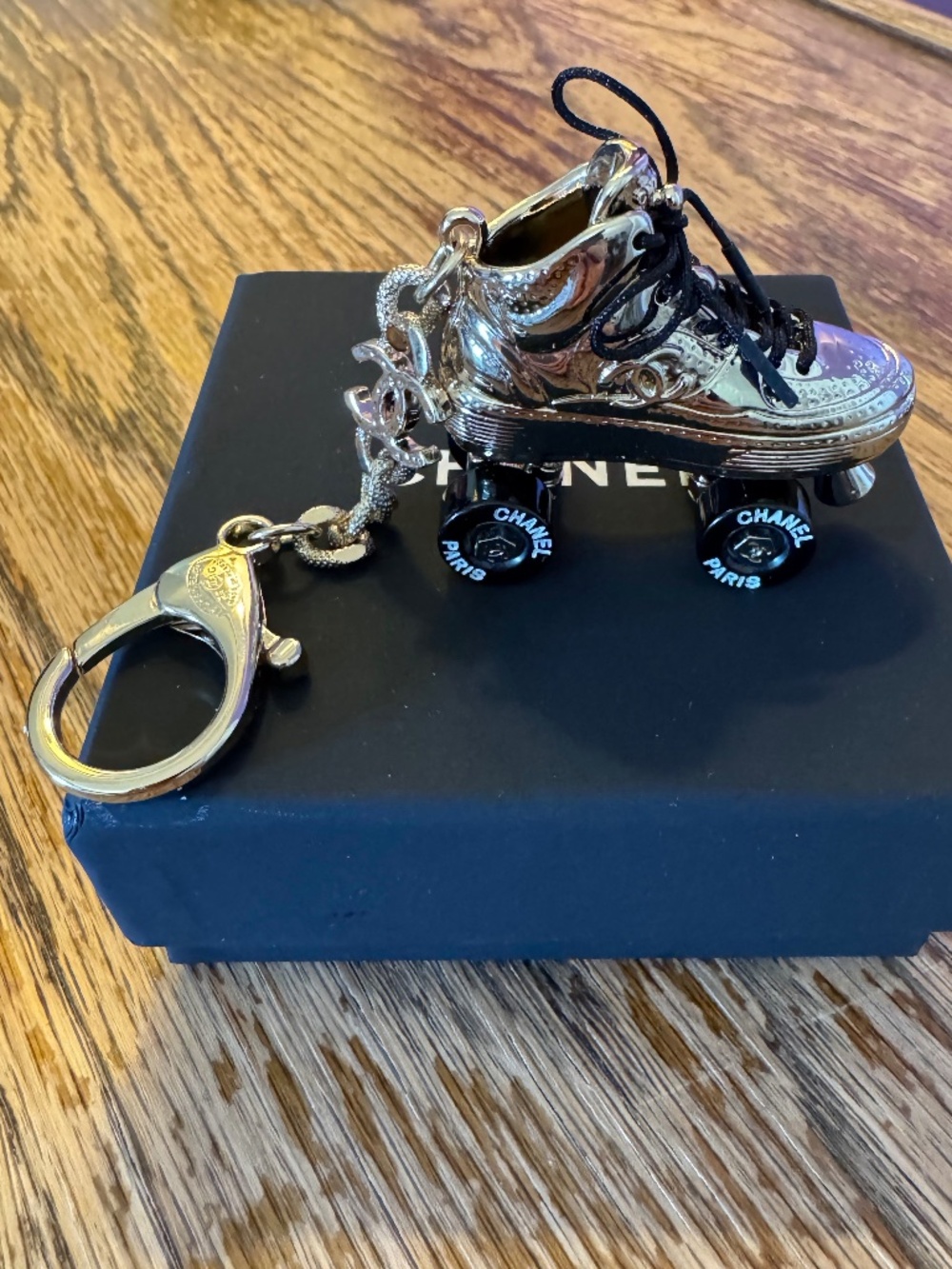 LIMITED EDITION SUPER RARE CHANEL CC GOLD TONE ROLLER SKATE BAG CHARM/KEYCHAIN